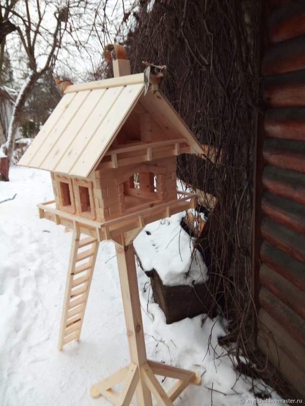 Кормушка из дерева домик
