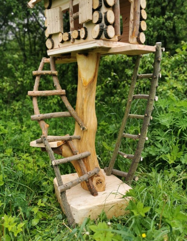 Кормушка из дерева
