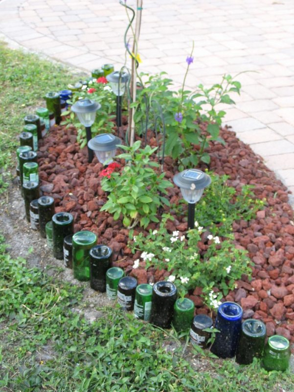 Клумбы из бутылок