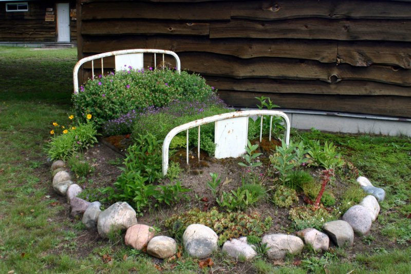 Самодельные клумбы на даче