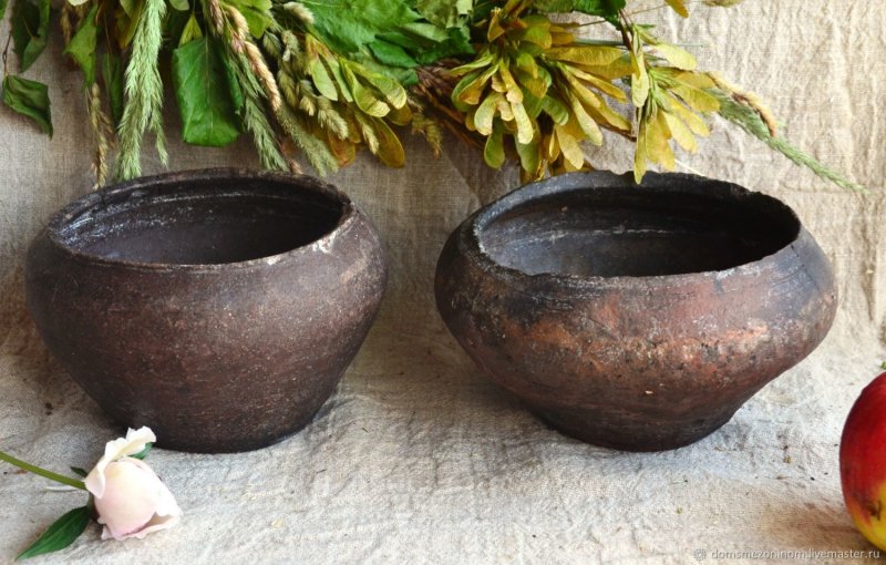 Старинные горшки из глины
