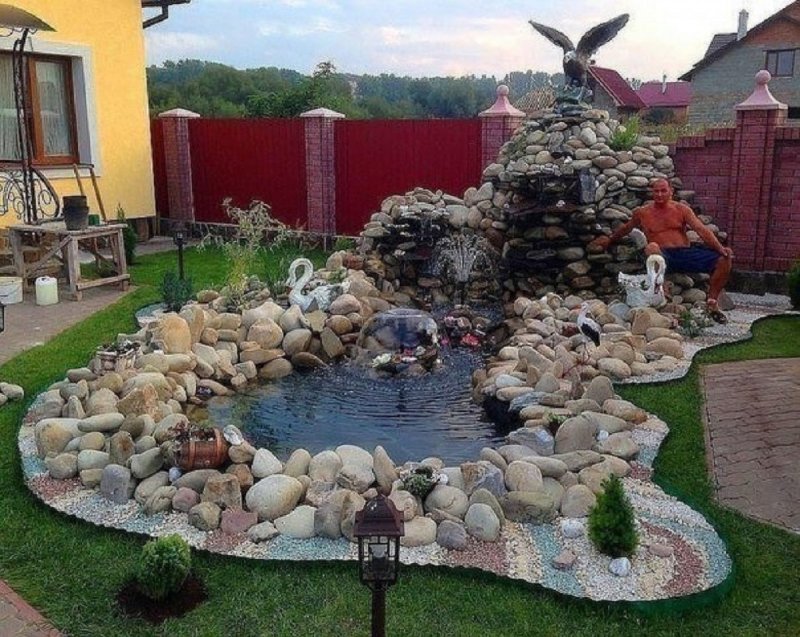 Декор камней на даче