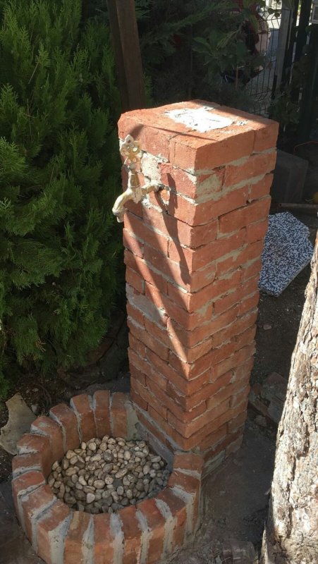 Кран во дворе из кирпича