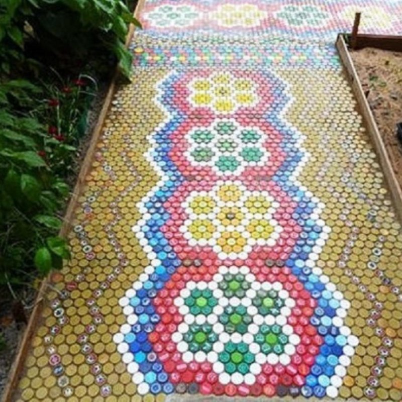 Домик из пластиковых крышек