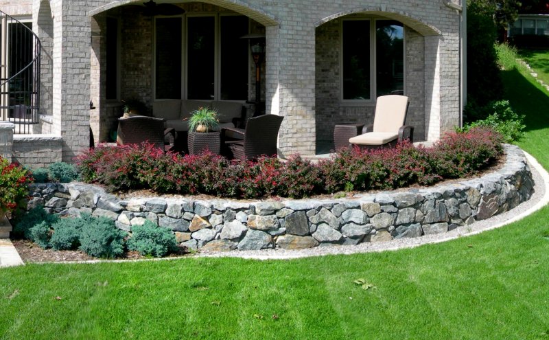 Декоративный камень в саду Patio