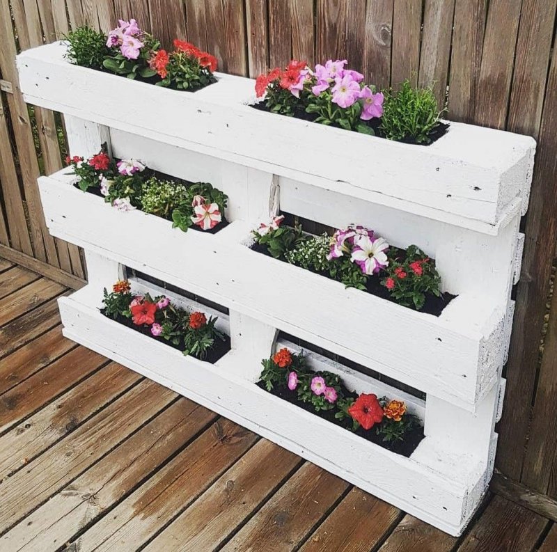 Клумба из паллет