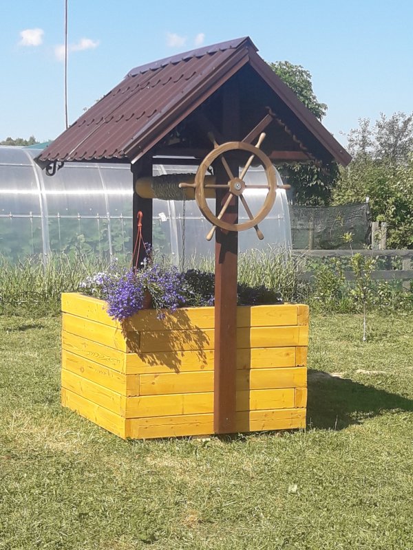 Колодец из колес для сада