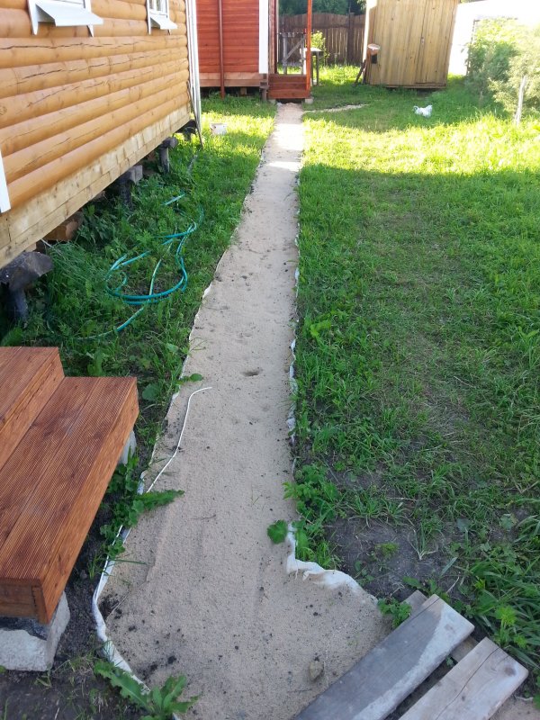 Бетонированная дорожка на даче