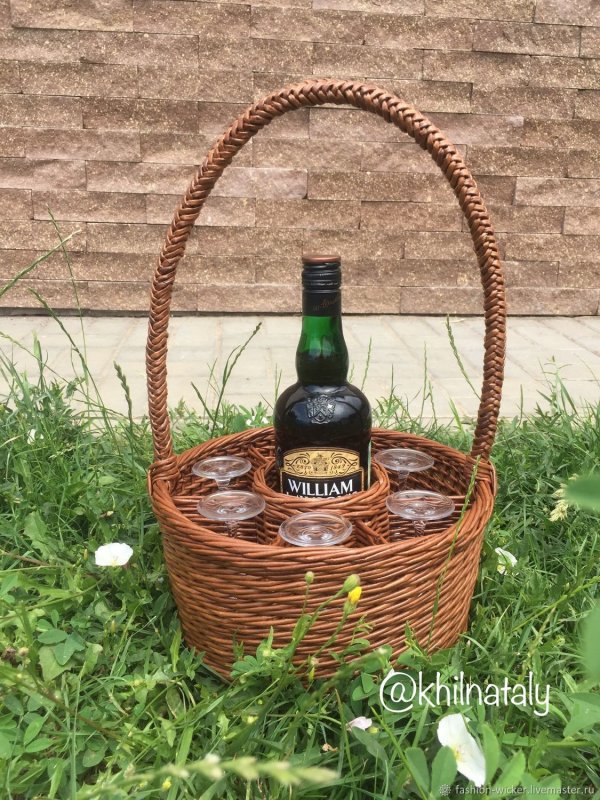 Бутылка в плетеной корзине