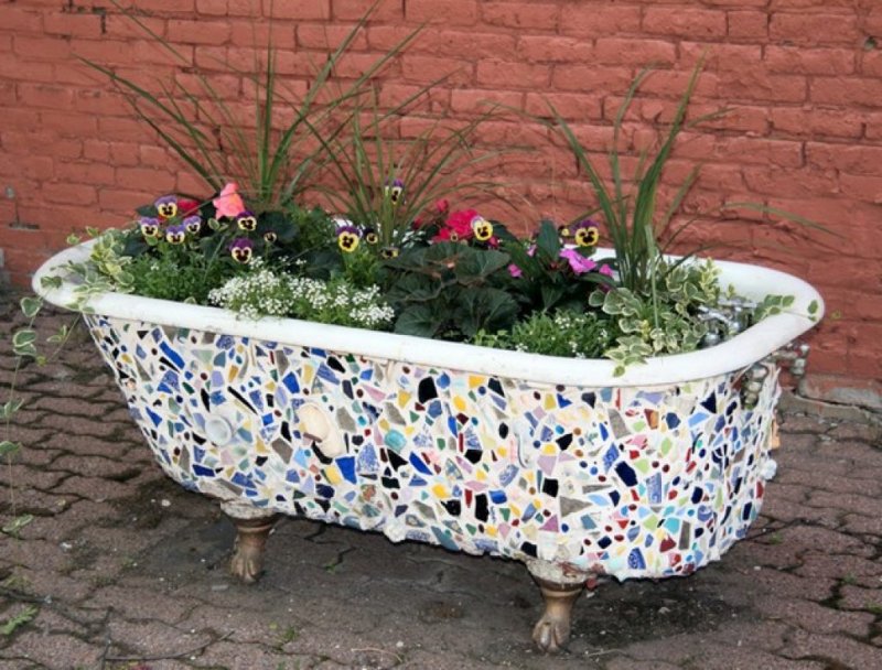 Клумба из старой ванны