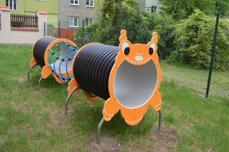 Гусеница из шин на детской площадке фото