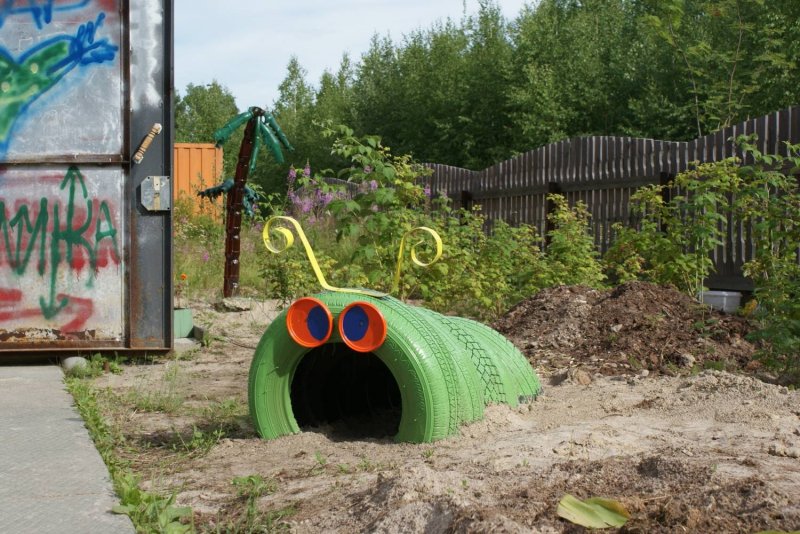 Гусеница из покрышки для детского сада