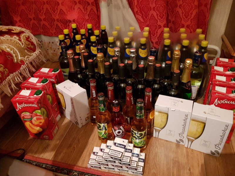 Столик с бухлом
