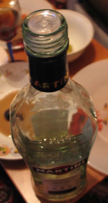 Бутылка алкоголя в руке