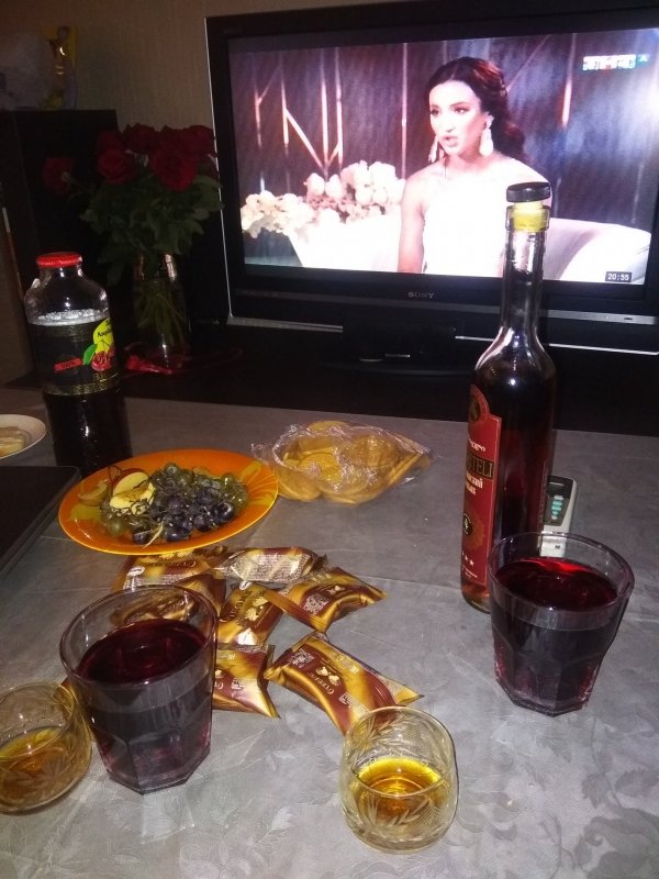 Вечерний стол с алкоголем