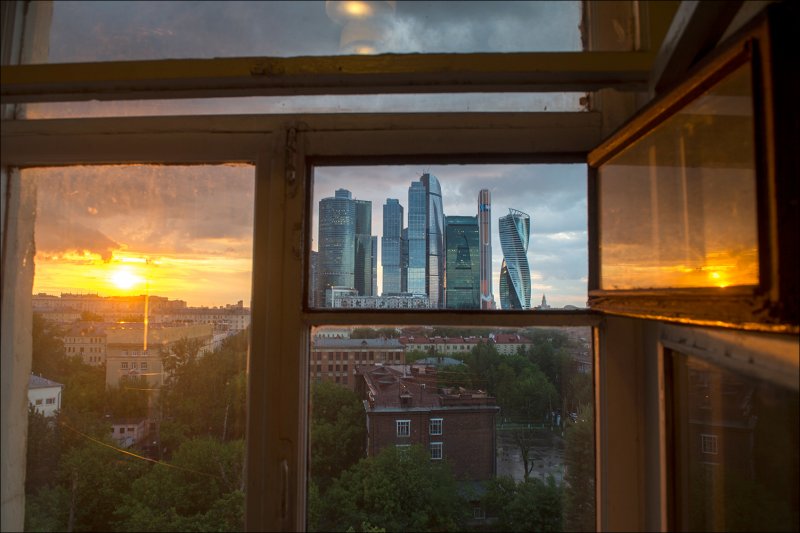 Вид на город из окна многоэтажки