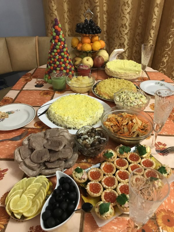 Накрыть праздничный стол