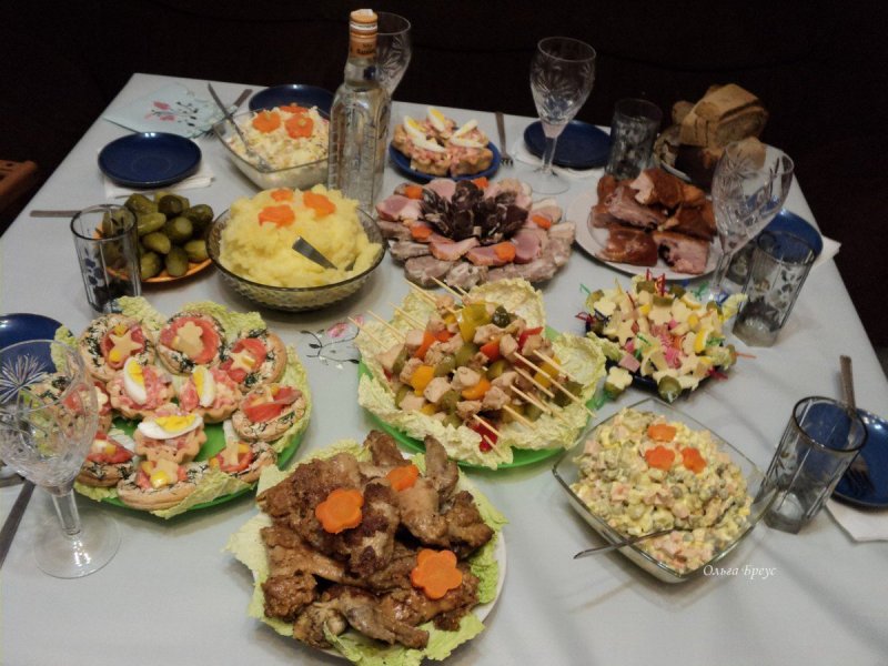 Накрытый стол с едой и алкоголем