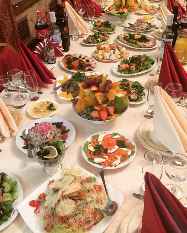 Праздничный стол с роллами