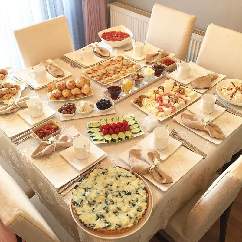 Сервировка стола с блюдами