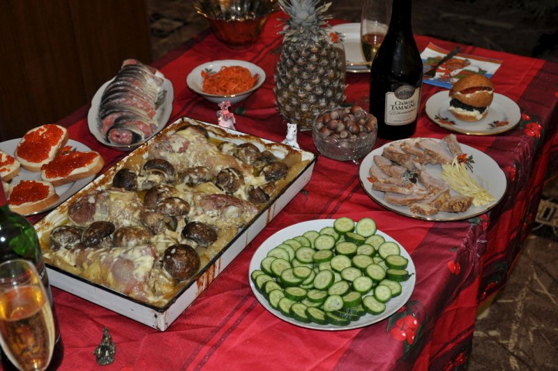 Шикарный стол с едой и выпивкой новогодний