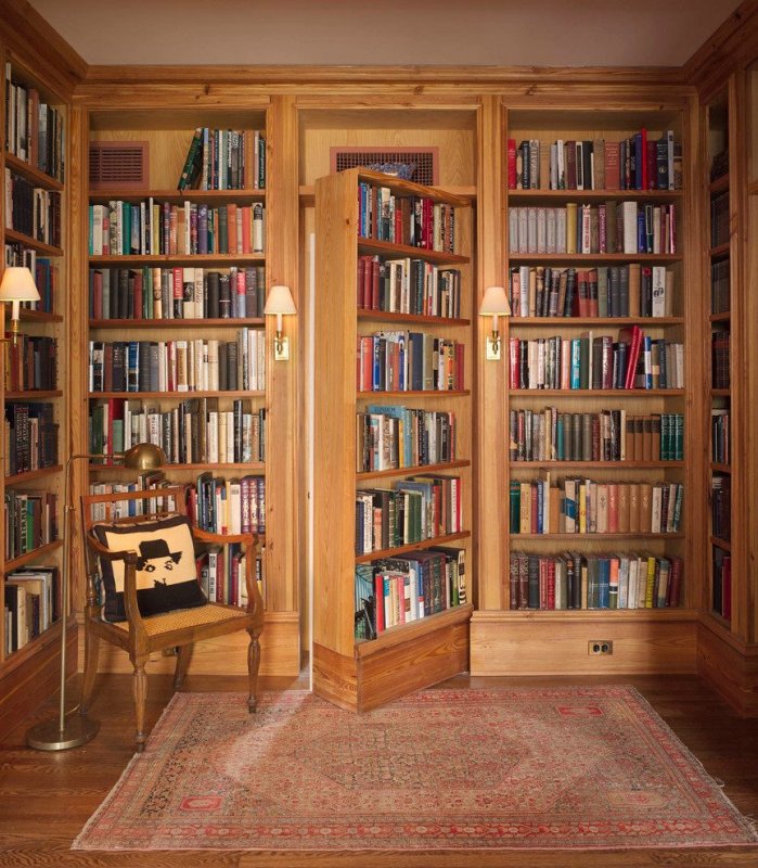 Комната с книжным шкафом