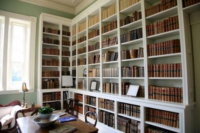 Книжные полки в библиотеке