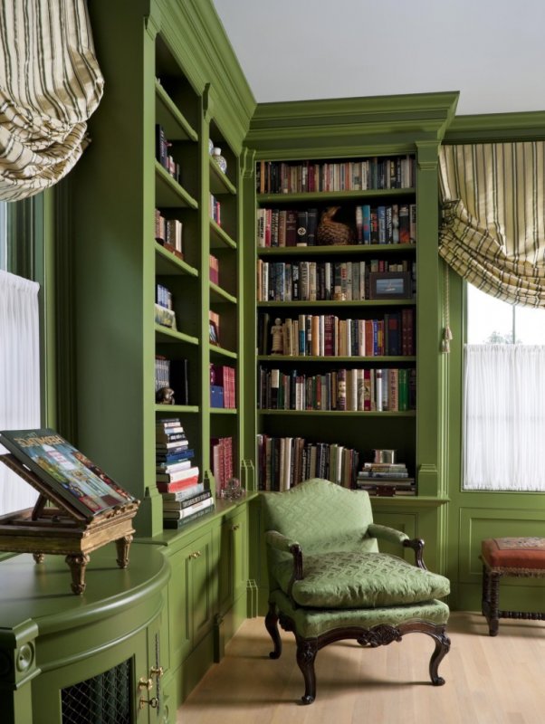 Комната с книжным шкафом