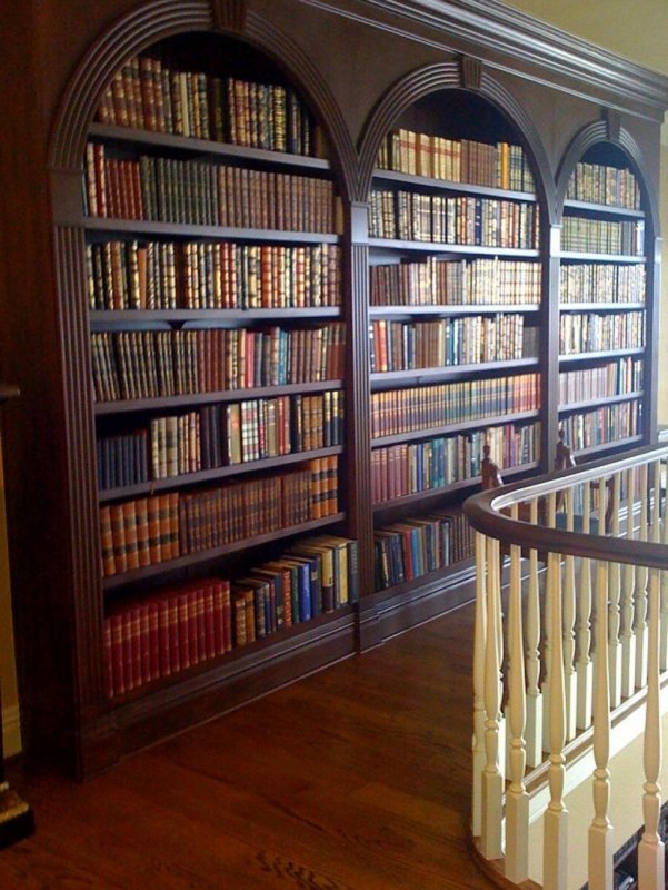 Красивый книжный шкаф