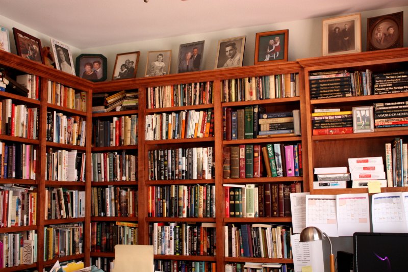 Фон книжная полка в комнате