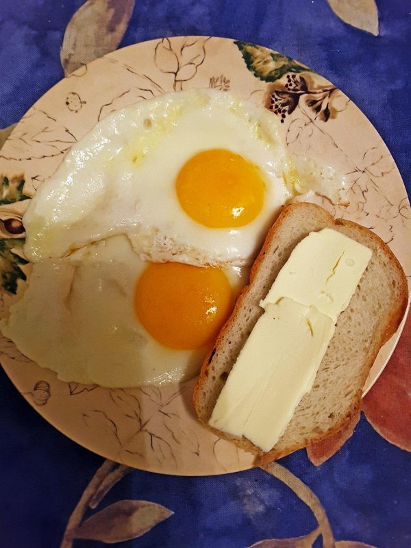 Яичница на столе