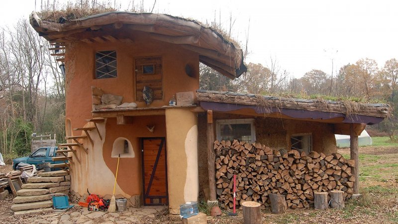 Дачный домик из глины