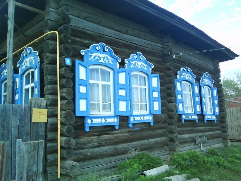 Дом с синими ставнями