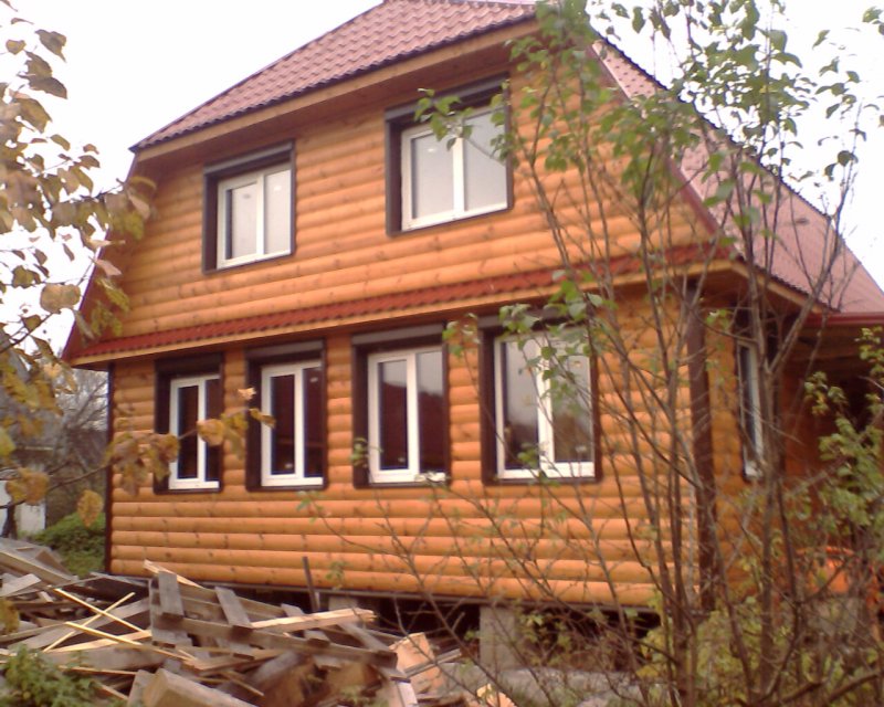 Деревянный домик с пластиковыми окнами