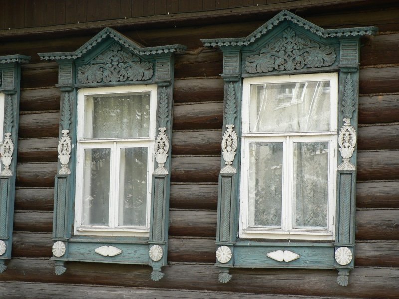 Деревенские окна с наличниками