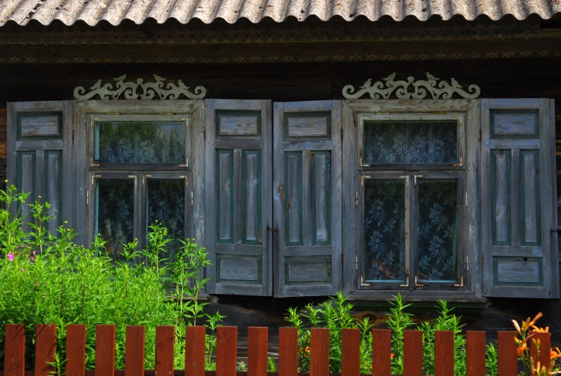 Ставни в деревенском доме