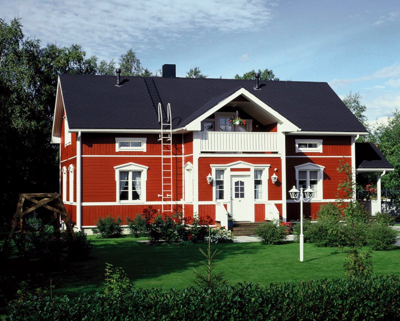 Серый дом с красной крышей