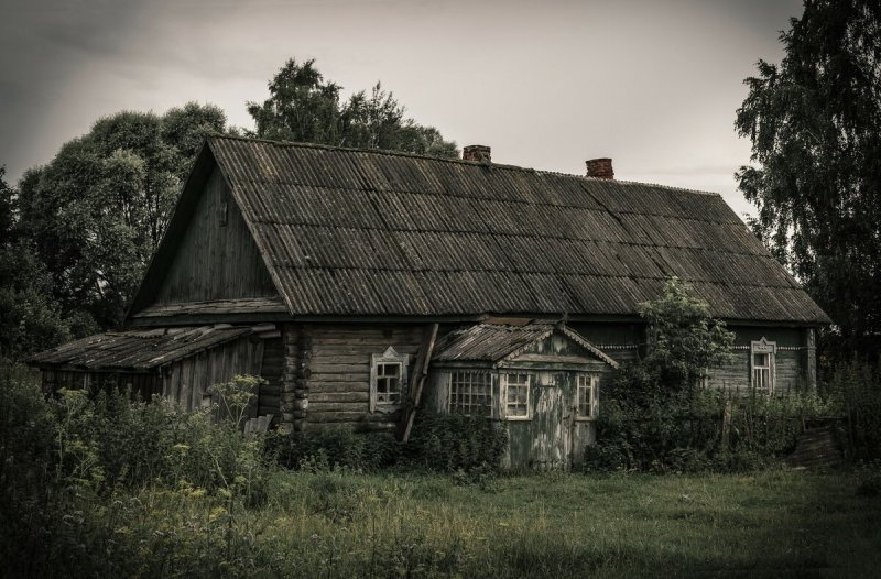 Старый брошенный дом деревня