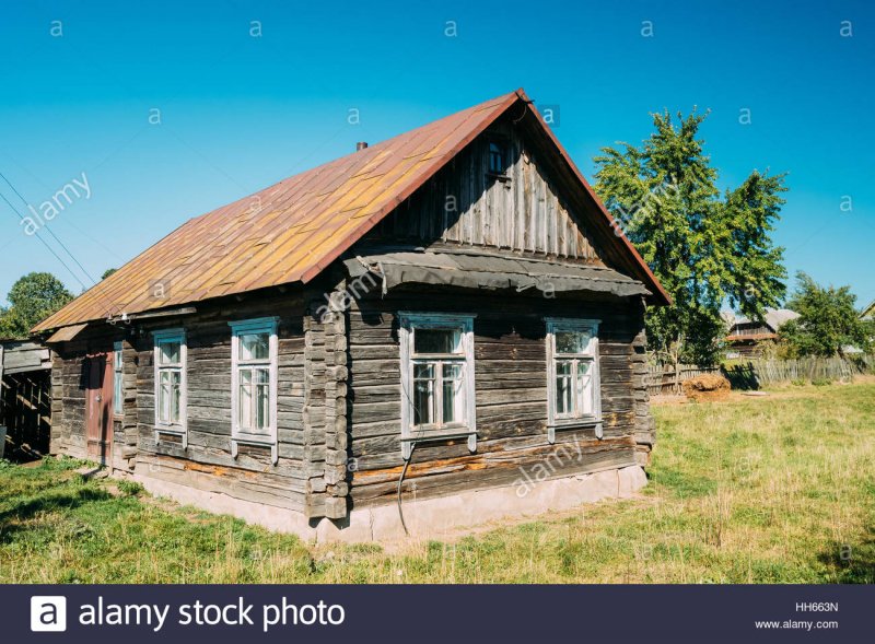 Обычный старый деревянный домик