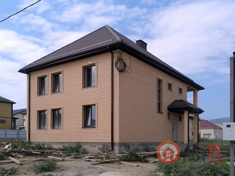 Двухэтажный дом из желтого кирпича