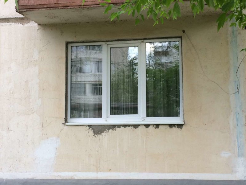 Окно в пятиэтажке снаружи