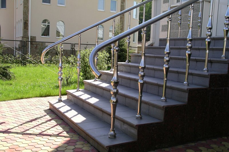 Перила на ступеньки на улицу