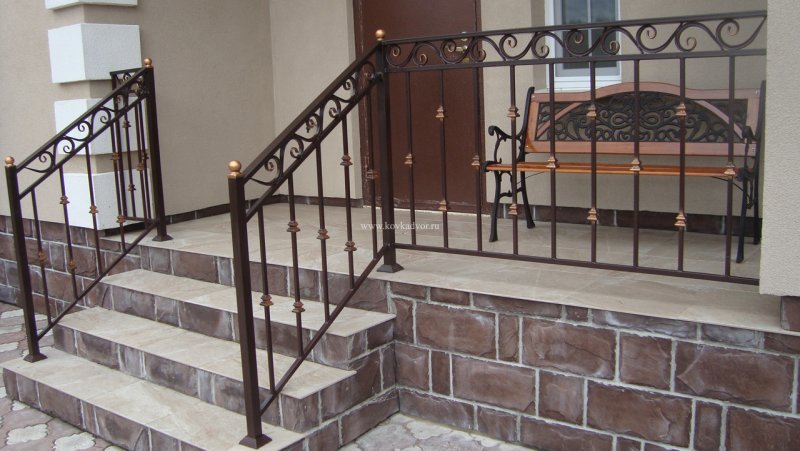 Металлические поручни для крыльца