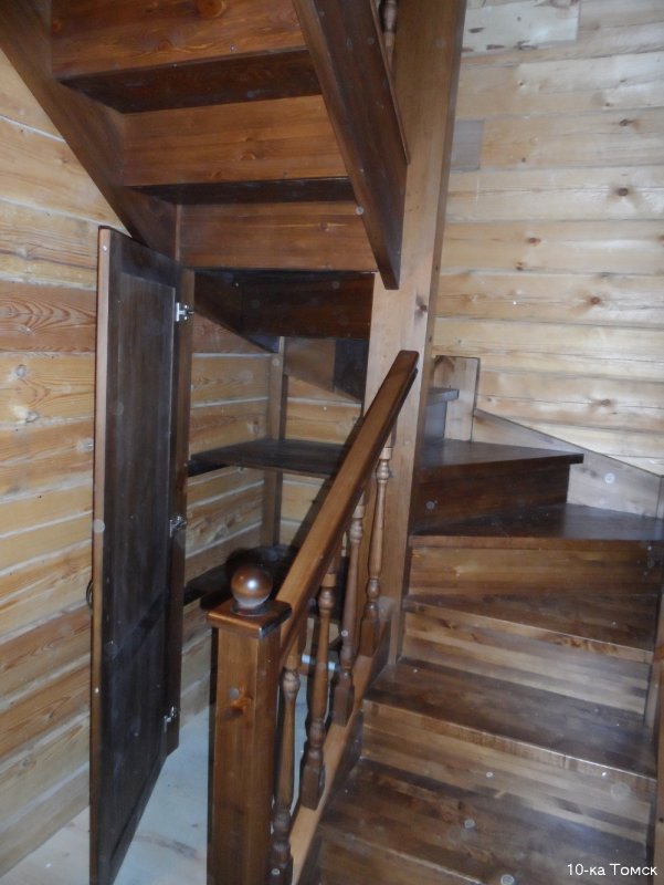 Деревянная лестница лакированная