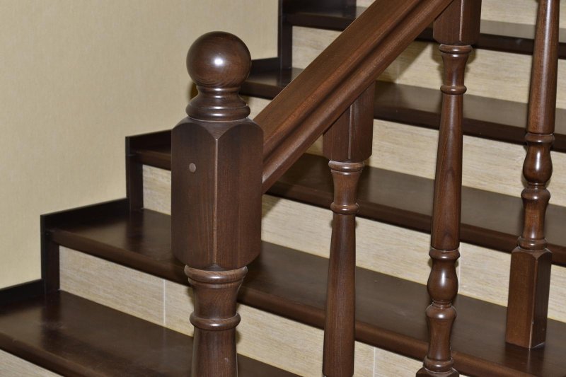 Покраска лестницы из дерева