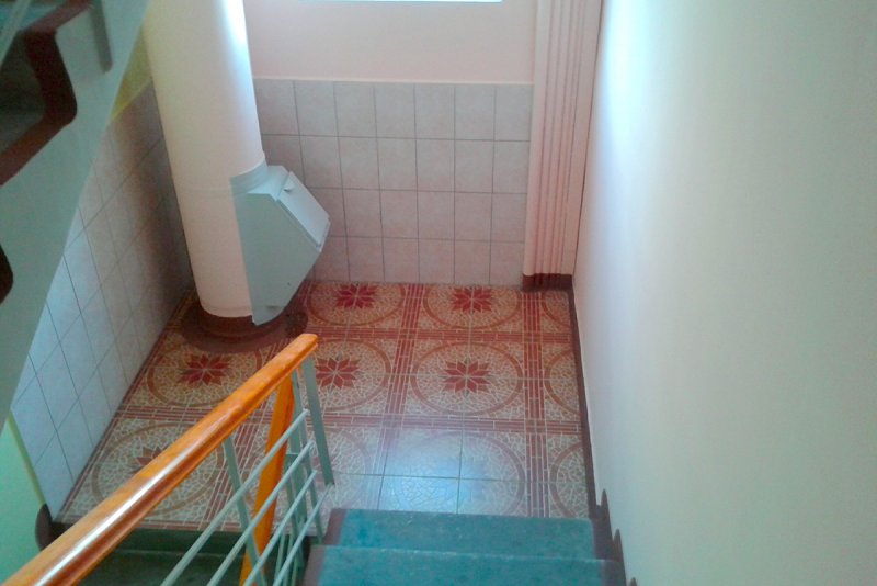 Плитка на стенах в подъезде МКД