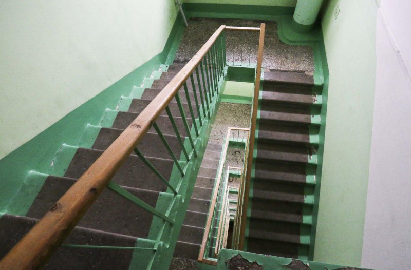 Помещение между этажами в подъезде