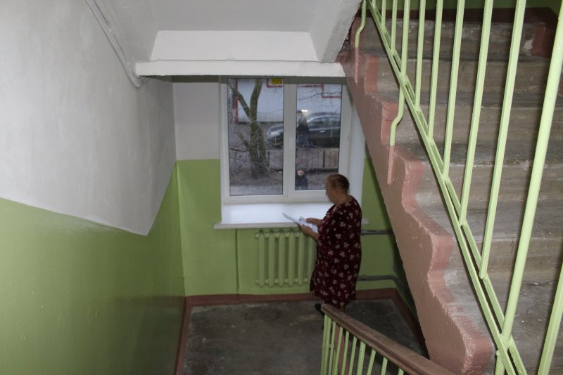 Серые стены в подъезде