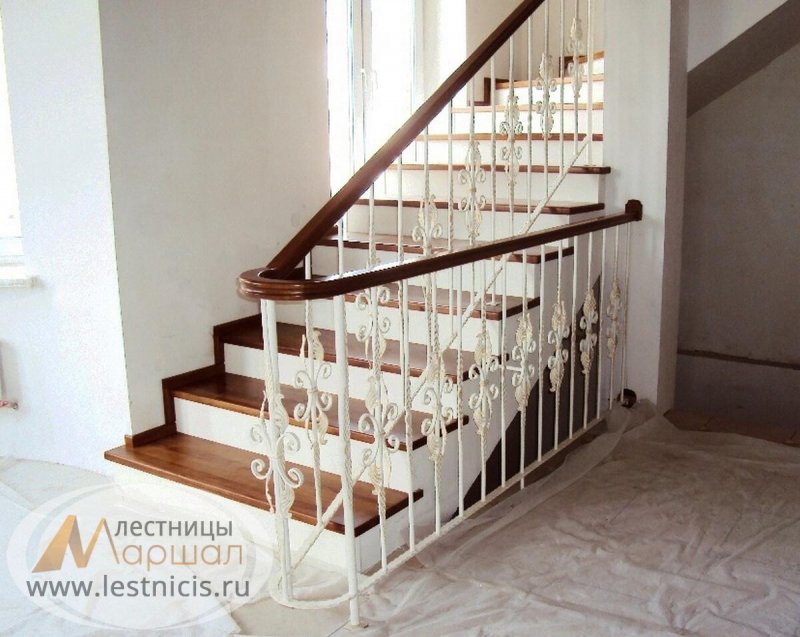 Лестница с кованными балясинами