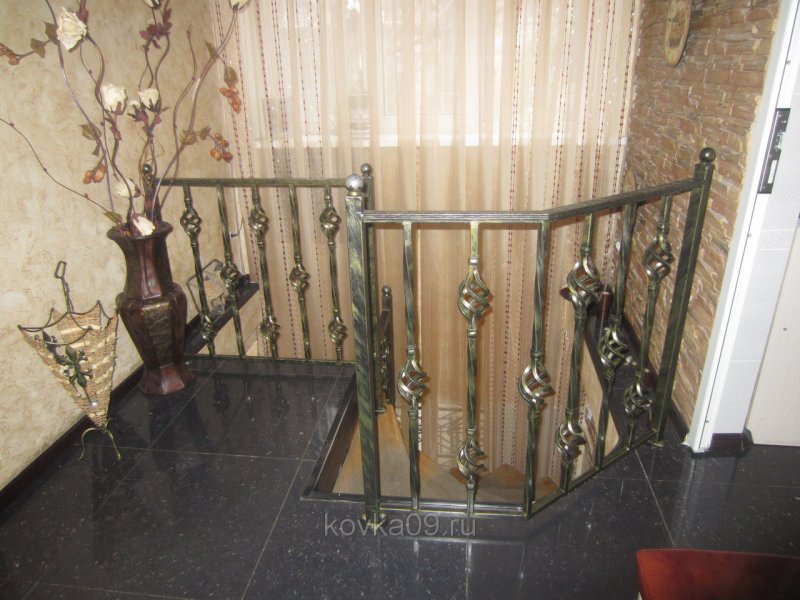 Лестница с кованными балясинами